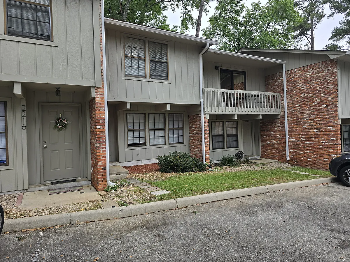Building Photo - 2218 Timberwood Cir N