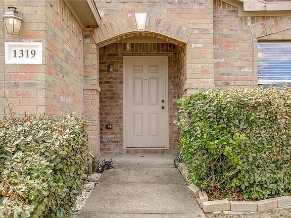 3rd image of 1319 Foster St