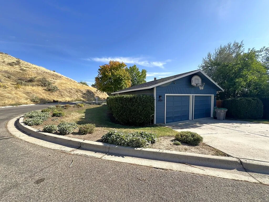 4 bed, 2573 sqft, $3,450 — Photo 4