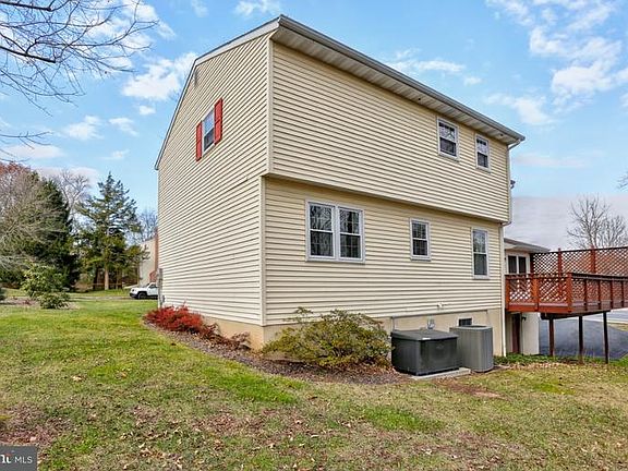 5th image of 301 Ivy Ln