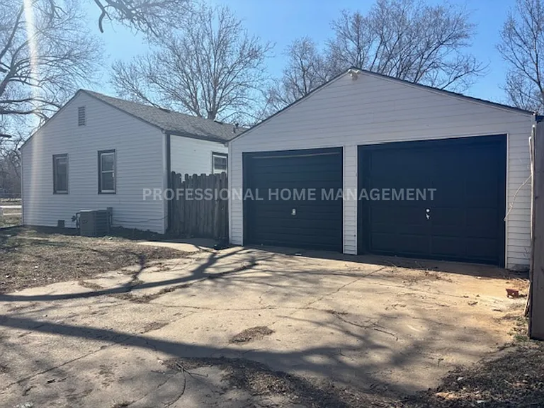 800 W 47th St S — Photo 11