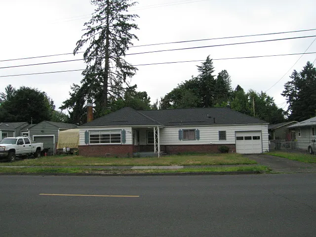 972 NE Lincoln St photo 1