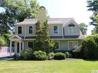 19 Station Rd, Great Neck, NY 11023