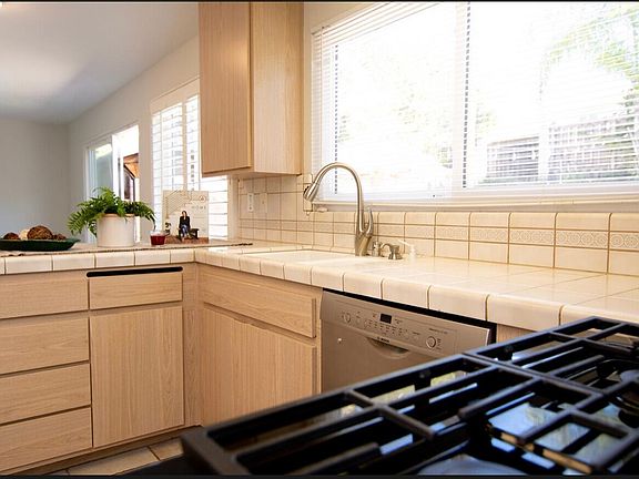 5th image of 1015 Sparrow Ct