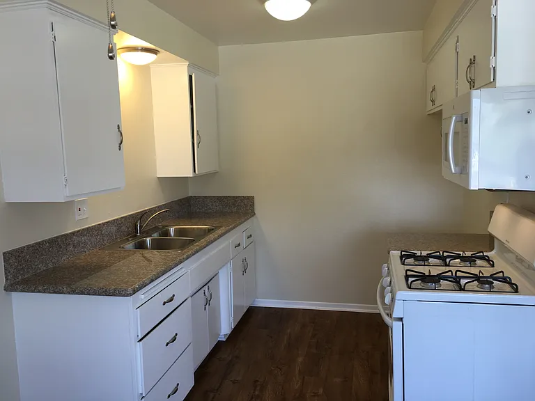 306 E Badillo St #1/2 — Photo 3