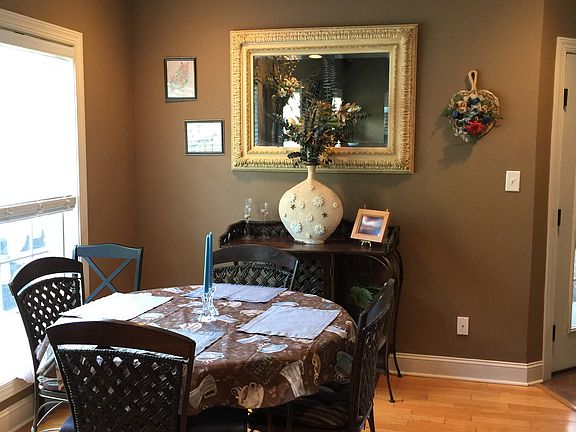 Formal dining w/dry bar