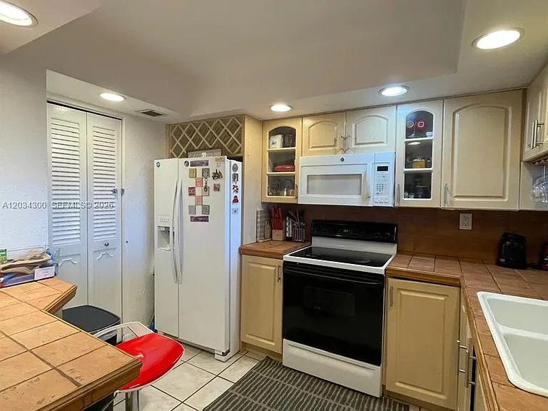 555 NE 15th St #33H — Photo 6