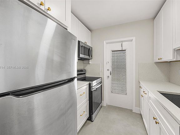 4th image of 2418 Polk St APT 204