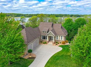 18 Osprey Ct, North Oaks, MN 55127