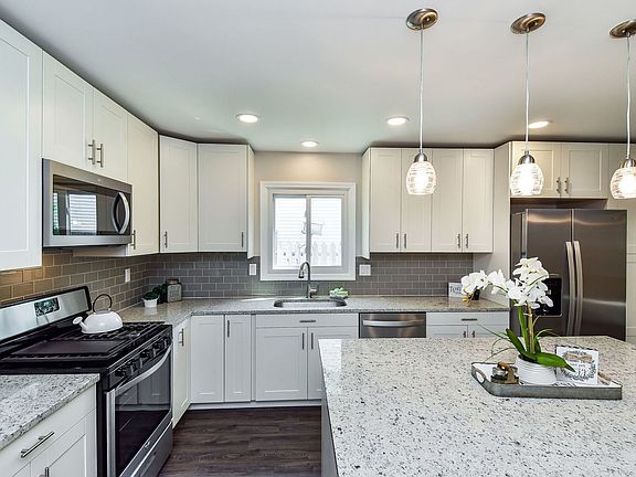 5th image of 575 Blackhawk Dr