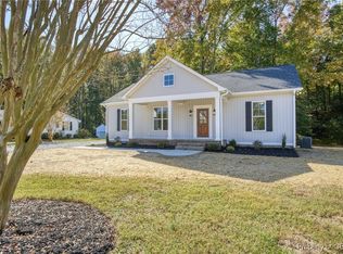 24 Oakland St, Kilmarnock, VA 22482