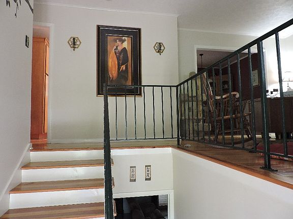 5th image of 310 Starmount Dr
