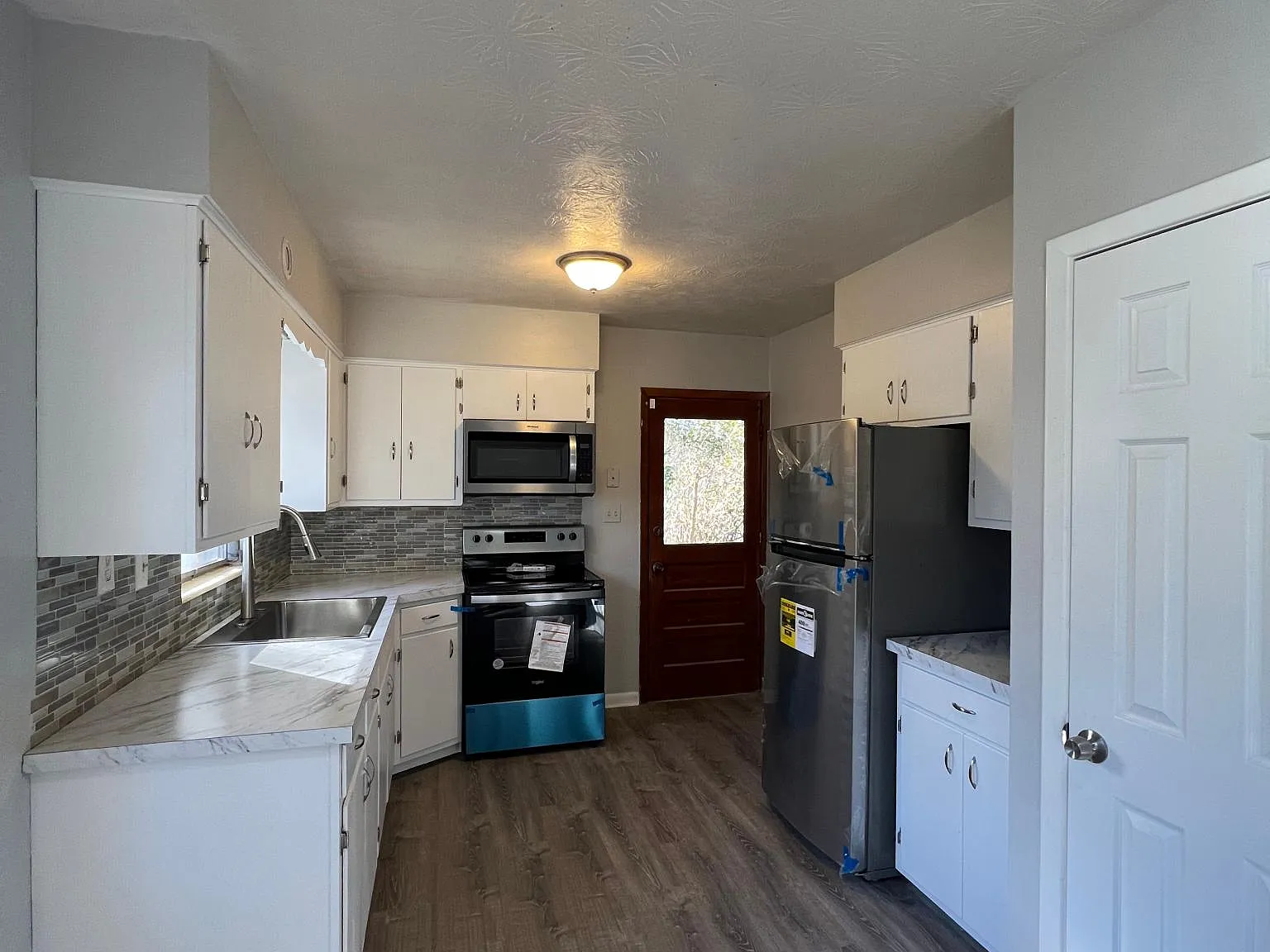 1092 NW Ashley St — Photo 3