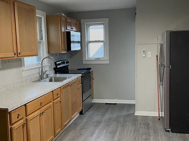 562 N Broadway #B — Photo 1