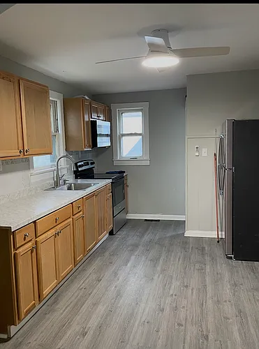 562 N Broadway #B Photo 1