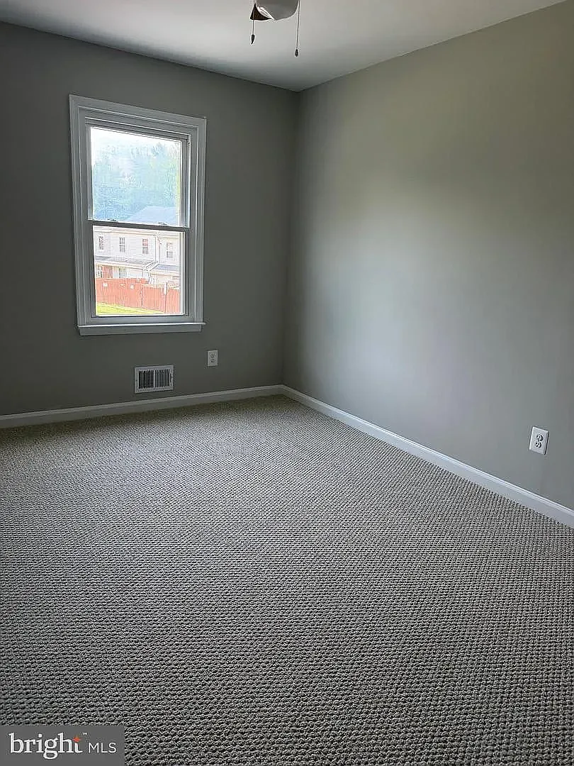 3 bed, 1152 sqft, $2,400 — Photo 2