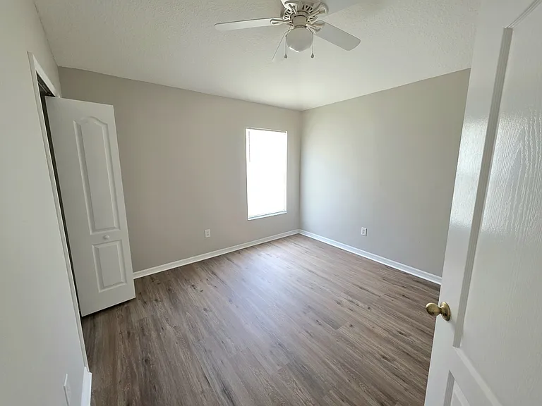 12604 Montford Ln — Photo 11