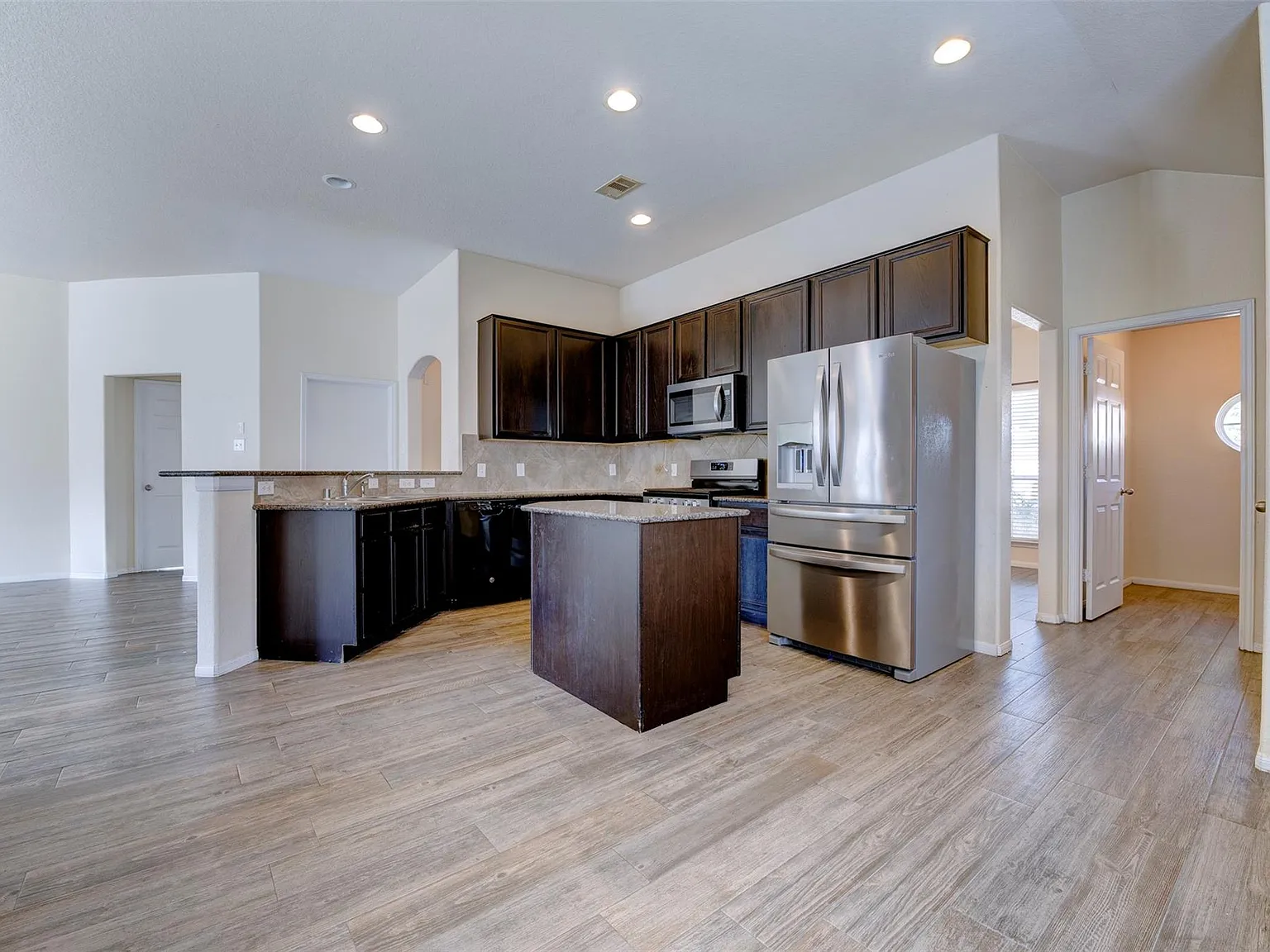 3 bed, 2.0 bath, 1941 sqft, $1,950 — Photo 4