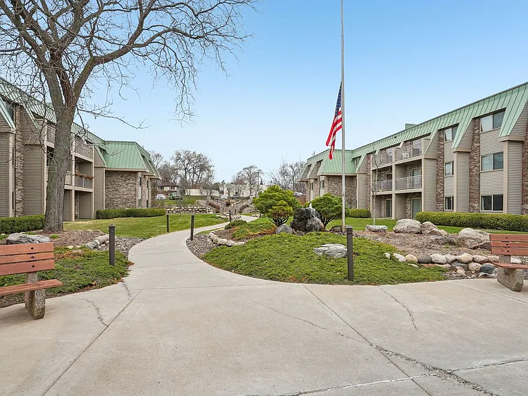 Larpenteur Estates Apartments — Photo 46