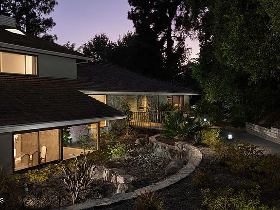 3rd image of 1043 Oak Grove Pl