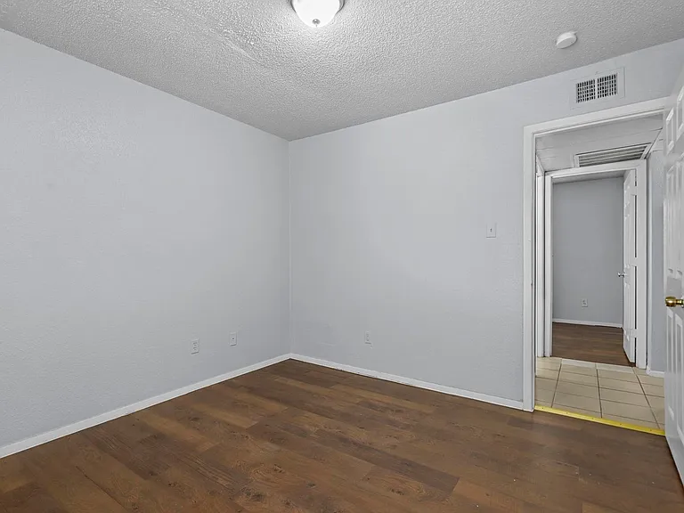 302 N Race St — Photo 12