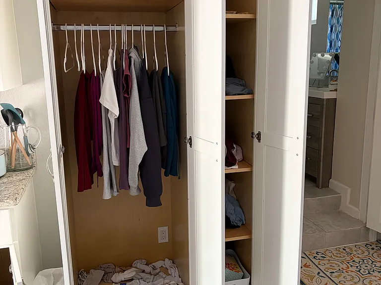 Nice closet and shelves! Can be reconfigured!