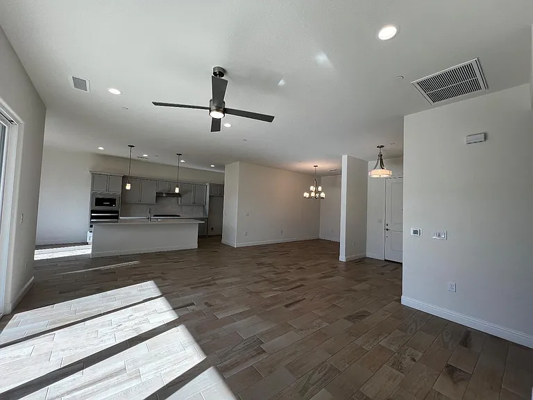 2112 Daffodil St — Photo 4