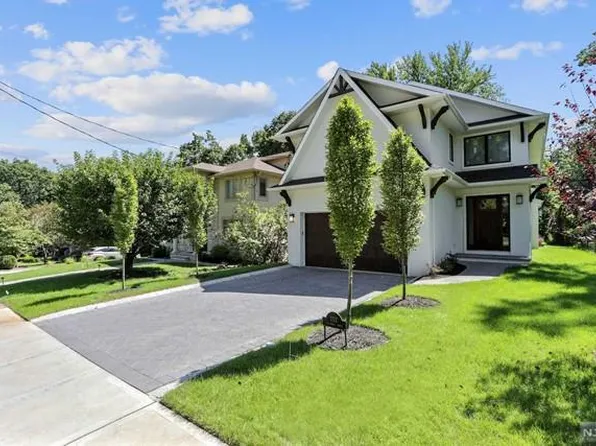 152 Columbus Dr, Tenafly, NJ 07670