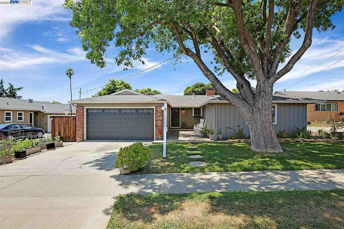 235 Clarke Ave photo 1