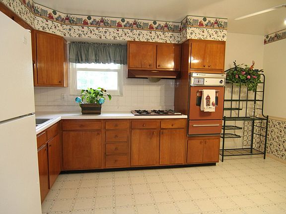 2nd image of 580 Saint Bernard Dr