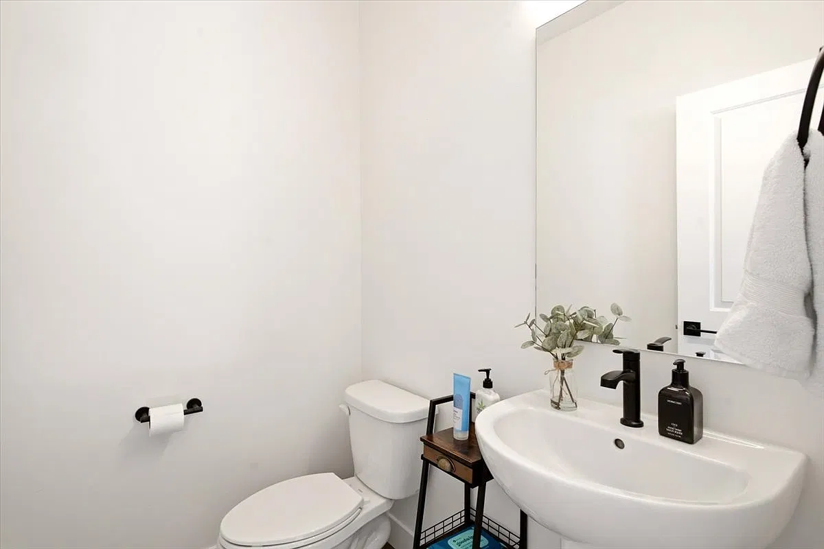 3 bed, 2.5 bath, 1572 sqft, $2,200 — Photo 2