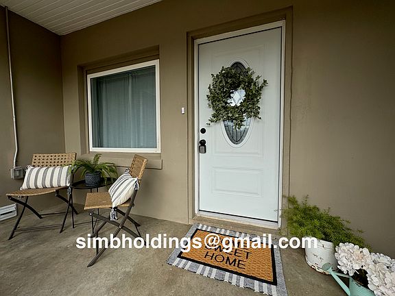Adorable front porch!