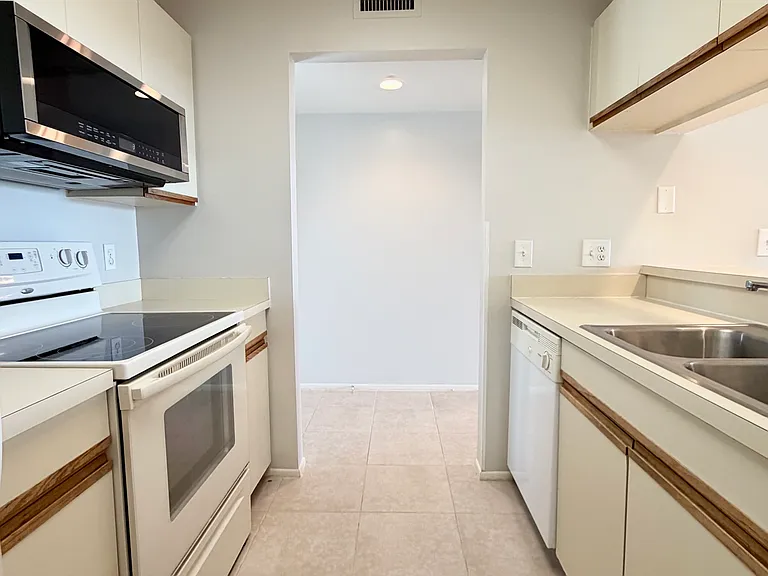 Kitchen w/ breakfast bar