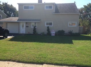 28 Squirrel Ln, Levittown, NY 11756