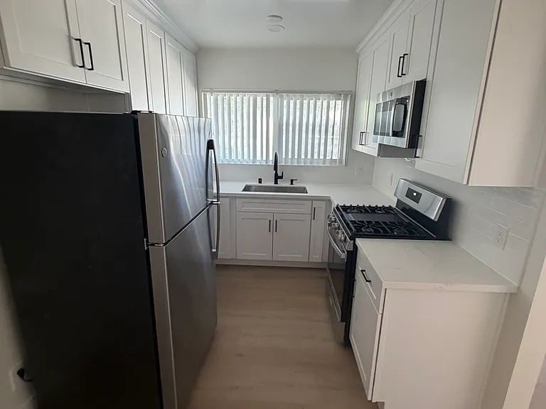 2733 Montrose Ave #7 — Photo 7