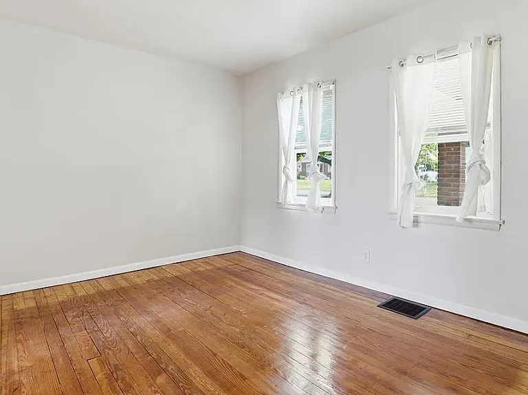 770 E Washington Ave — Photo 3