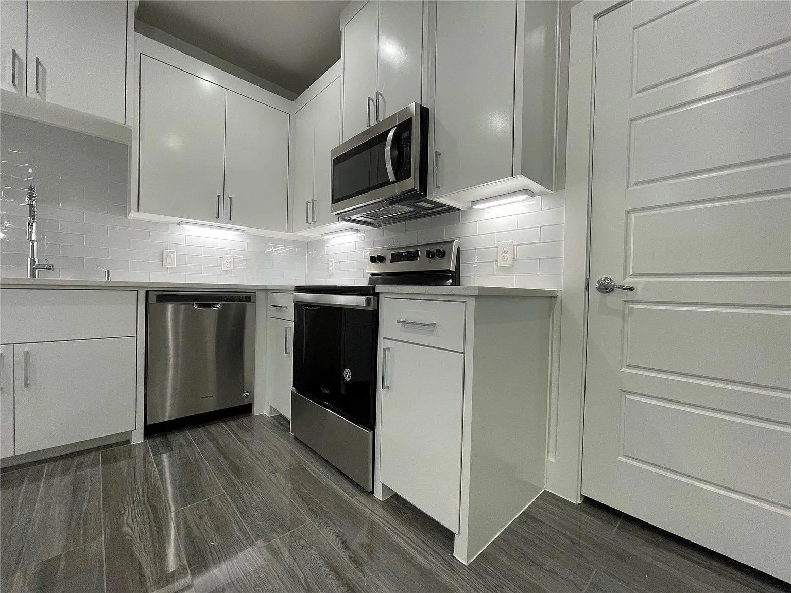 3 bed, 3.5 bath, 2500 sqft, $3,300 — Photo 3