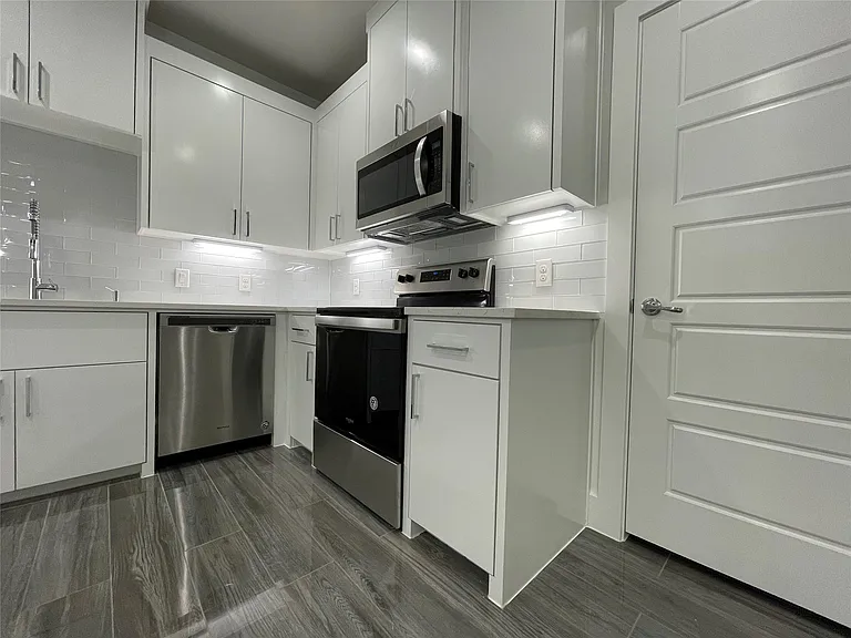 2417 N Winnetka Ave — Photo 8