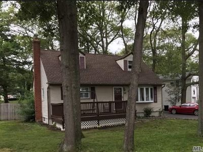 240 Woodlawn Ave, Ronkonkoma, NY, 11779
