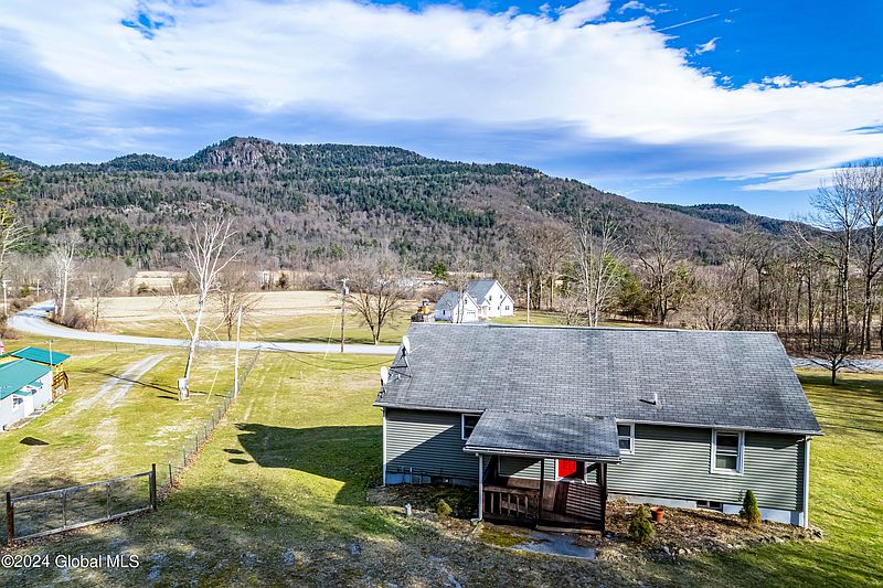 3rd image of 833 West Road