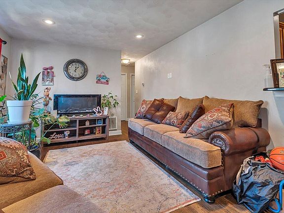 5th image of 212 Nancy Dr NW