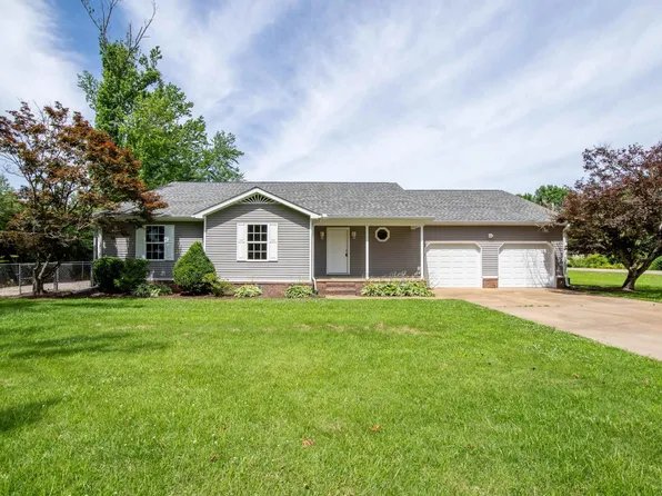 570 Meadowlane Dr, Savannah, TN 38372