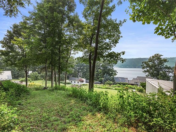 4th image of 940 E Lake Rd