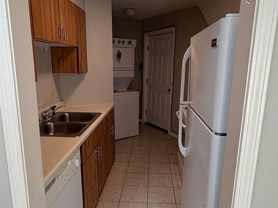 1st image of 70-72 Hatchmor Dr