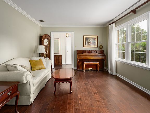 5th image of 213 Meadow Hill Rd
