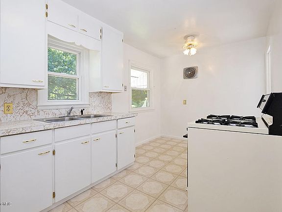 5th image of 7725 Lake Wood Dr