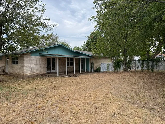 3 bed, 1200 sqft, $2,200 — Photo 3
