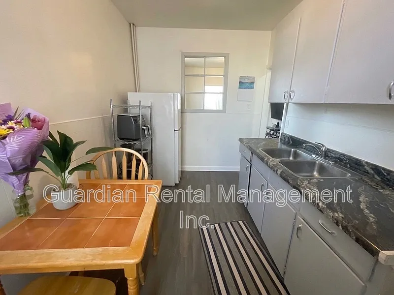 2 bed, 1.0 bath, $1,650 — Photo 3