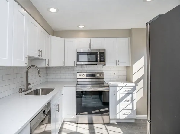17 Meyer Ter #17, Canton, MA 02021