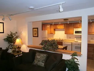 210 Williams St — Photo 4